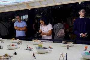 Du khách tham quan Bảo tàng Phở trong ngày khai trương. (Ảnh: PHẠM NGUYỄN)