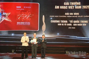 Đại diện Báo Nhân Dân nhận Giải Sol Vàng hạng mục Chương trình nghệ thuật chính luận năm 2025 cho chương trình Concert "Tổ quốc trong tim". (Ảnh: Linh Bảo)