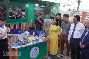 Các đại biểu tham quan các sản phẩm OCOP tại diễn đàn. (Ảnh: LINH BẢO)