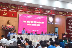 Quang cảnh buổi sinh hoạt chi bộ "mẫu". (Ảnh: LINH BẢO)