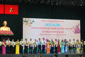 Lãnh đạo Thành phố Hồ Chí Minh trao tặng biểu trưng và hoa chúc mừng các đồng chí Bí thư chi bộ được tuyên dương. (Ảnh Linh Bảo)