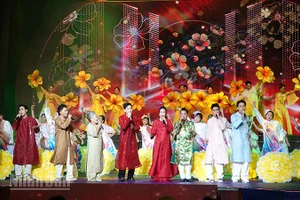 Tiết mục mở đầu Lễ trao giải Mai Vàng lần thứ 31. (Ảnh: Linh Bảo)