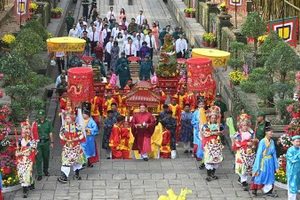 Đoàn thực hiện nghi thức dâng cúng bánh tét Quốc tổ Hùng Vương. (Ảnh: Quốc Thanh)