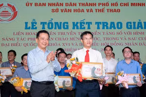 Ông Võ Trọng Nam, Phó Giám đốc Sở Văn hóa và Thể thao Thành phố Hồ Chí Minh trao Giải Nhất cho đại diện Ủy ban nhân dân phường Tân Bình. (Ảnh: Ban tổ chức)
