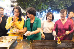 Các đại biểu tham quan gian hàng trong ngày khai mạc lễ hội. (Ảnh: Linh Bảo)