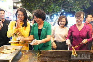 Các đại biểu tham quan gian hàng trong ngày khai mạc lễ hội. (Ảnh: Linh Bảo)