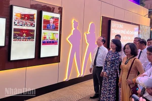 Các đại biểu tham quan triển lãm trên Con đường nhiếp ảnh vừa mới khánh thành. (Ảnh: Linh Bảo).