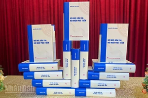 Bìa cuốn sách “Đổi mới, kiến tạo, hội nhập, phát triển” của đồng chí Nguyễn Tấn Dũng, nguyên Ủy viên Bộ Chính trị, nguyên Thủ tướng Chính phủ. (Ảnh: LINH BẢO)