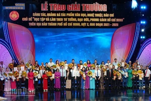 Đại biểu chụp ảnh lưu niệm với các tác giả, tập thể đạt giải ở khối chuyên nghiệp. (Ảnh: LINH BẢO)