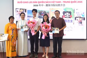 Đại diện Chibooks tặng sách cho các đại biểu. (Ảnh: Linh Bảo)