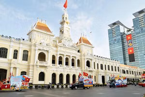 Đoàn xe diễu hành tuyên truyền kỷ niệm 50 năm Ngày Giải phóng miền nam, thống nhất đất nước (30/4/1975-30/4/2025). (Ảnh Quốc Thanh)