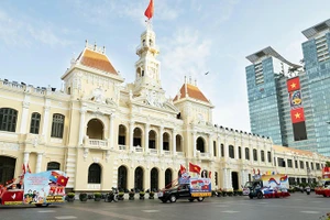 Đoàn xe diễu hành tuyên truyền kỷ niệm 50 năm Ngày Giải phóng miền nam, thống nhất đất nước (30/4/1975-30/4/2025). (Ảnh Quốc Thanh)