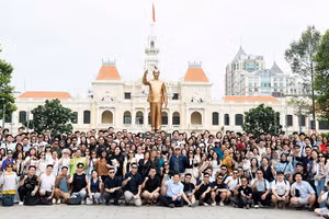 Đoàn khách MICE đến từ Indonesia chụp ảnh tập thể tại Công viên Tượng đài Chủ tịch Hồ Chí Minh sáng 6/5. (Ảnh: Tô Hùng)