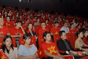 Đông đảo khán giả đến xem suất đặc biệt của bộ phim "Tổ quốc trong tim".
