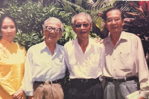 Nghệ sĩ Nhân dân Đinh Bằng Phi (bìa phải) và các đồng nghiệp. (Ảnh chụp lại trong tác phẩm Nhìn về sân khấu Hát Bội nam bộ; Ảnh: Linh Bảo)