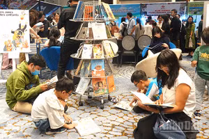 Độc giả nhỏ tuổi khám phá thế giới truyện tranh tại Liên hoan truyện tranh Pháp ngữ lần thứ nhất. (Ảnh: Linh Bảo)