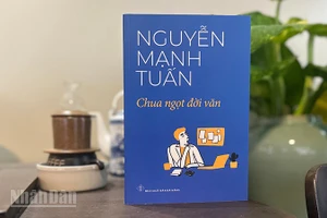Bìa cuốn sách Chua ngọt đời văn của nhà văn Nguyễn Mạnh Tuấn. (Ảnh: LINH BẢO)