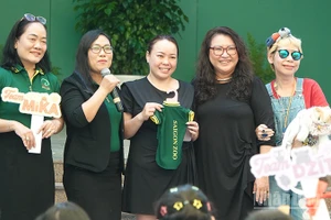 Chiếc áo của Mika được bán đấu giá với giá 10 triệu đồng. (Ảnh: LINH BẢO)