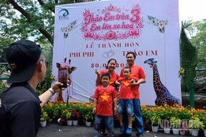 Du khách "check-in" tại lễ thành hôn của Thảo Em và Phi Phi. (Ảnh: Thế Anh).