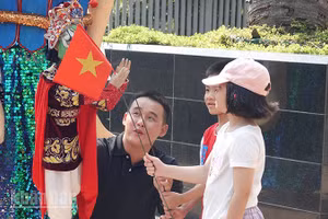 Các em nhỏ thích thú khi được làm quen với các nhân vật rối. (Ảnh: Linh Bảo).