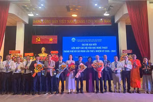 Lãnh đạo Thành phố Hồ Chí Minh chúc mừng Ban chấp hành Liên hiệp các Hội Văn học nghệ thuật thành phố nhiệm kỳ 2026-2031. (Ảnh: CÔNG SƠN)