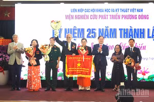 Trao Cờ Thi đua của Liên hiệp các Hội Khoa học và Kỹ thuật Việt Nam cho tập thể Viện Nghiên cứu Phát triển Phương Đông. (Ảnh: LINH BẢO)