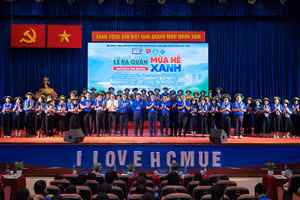 Đại biểu và khách mời chụp ảnh lưu niệm cùng đội trưởng và đội phó các đội hình sinh viên tình nguyện Mùa hè xanh. (Ảnh: Thanh Hải)