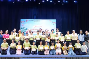 Các đại biểu, diễn viên Nhà hát kịch Thành phố Hồ Chí Minh cùng các em tham gia khóa học chụp ảnh lưu niệm. (Ảnh: LINH ĐOAN)