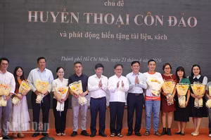 Ban tổ chức tặng hoa cho các đơn vị, cá nhân tặng sách cho Tủ sách cộng đồng tại đặc khu Côn Đảo. (Ảnh: LINH BẢO)