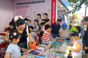 Các em thiếu nhi đọc sách tại khu vực đường sách Vũng Tàu. (Ảnh: LINH BẢO)