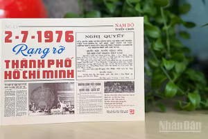 Bìa tập sách "2-7-1976 rạng rỡ Thành phố Hồ Chí Minh". (Ảnh: LINH BẢO)
