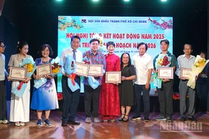 Trao Giấy khen của Liên hiệp các Hội Văn học Nghệ thuật Thành phố Hồ Chí Minh cho các đơn vị xuất sắc. (Ảnh: LINH BẢO)
