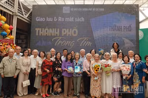 Các đại biểu chụp ảnh lưu niệm tại buổi giao lưu. (Ảnh: LINH BẢO)