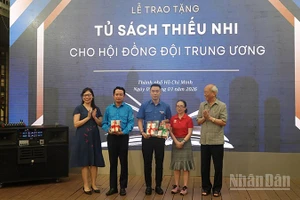 Đại diện các nhà xuất bản, tác giả trao tặng sách cho Hội đồng Đội Trung ương. (Ảnh: LINH BẢO)