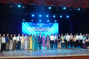 Các đại biểu chụp ảnh lưu niệm tại chương trình. (Ảnh: Linh Bảo).