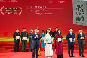 Trao giải Sách được bạn đọc yêu thích cho tác phẩm Tư duy mở. (Ảnh: Sbooks)