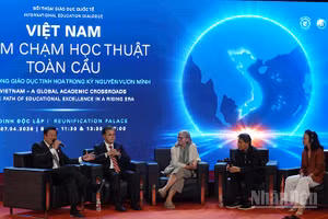 Các diễn giả trao đổi tại hội thảo. (Ảnh: LINH BẢO)