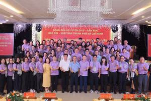 Các đại biểu chụp ảnh lưu niệm. (Ảnh: HOÀNG HÙNG)