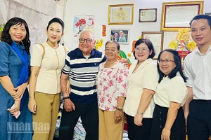 Đoàn lãnh đạo Thành phố Hồ Chí Minh đến thăm, chúc Tết và chụp ảnh lưu niệm với gia đình Nghệ sĩ Nhân dân Hùng Minh. (Ảnh: Linh Bảo)