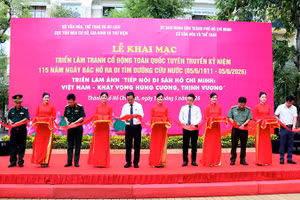 Các đại biểu thực hiện nghi thức cắt băng khai mạc triển lãm. (Ảnh: Ban tổ chức)