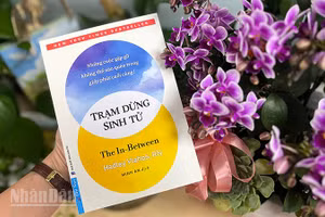 Bìa cuốn sách "Trạm dừng sinh tử". (Ảnh: Linh Bảo)