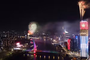 Thành phố Hồ Chí Minh bắn pháo hoa vào dịp 30/4 vừa qua. (Ảnh: Thế Anh).
