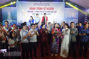 Đoàn văn nghệ sĩ Thành phố và các đại biểu cùng hòa chung giọng hát trong chương trình. (Ảnh: Linh Bảo)