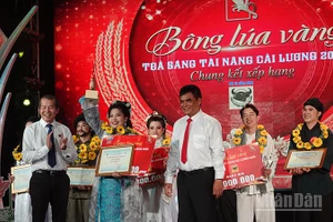 Trao giải Nhất cho thí sinh Nguyễn Thị Hồng Toán (An Giang). (Ảnh: LINH BẢO)