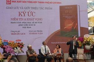 Quang cảnh buổi giao lưu, giới thiệu tác phẩm "Ký ức-niềm tin và khát vọng" của Tiến sĩ Trần Du Lịch.(Ảnh: Linh Bảo)
