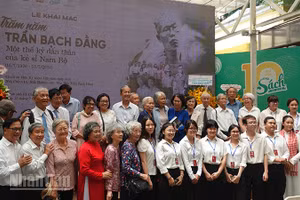 Các đại biểu chụp ảnh lưu niệm trong chương trình khai mạc. (Ảnh: LINH BẢO)