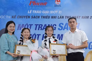 Trao giải cho các thí sinh đoạt giải Nhì trong đợt 2 Cuộc thi Kể chuyện sách thiếu nhi lần 1-năm 2025. (Ảnh: Ban tổ chức)