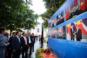 Các đại biểu tham quan triển lãm ảnh. (Ảnh Thanh Vũ)