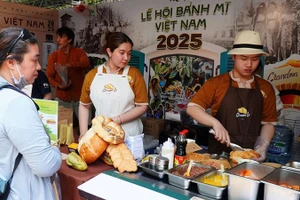 Khách tham quan thưởng thức bánh mì tại Lễ hội bánh mì lần thứ 3 năm 2025. (Ảnh: HOÀNG TUYẾT)