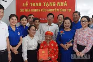 Các đại biểu chúc mừng cụ Nguyễn Đình Tư có căn hộ mới. (Ảnh: Linh Bảo)